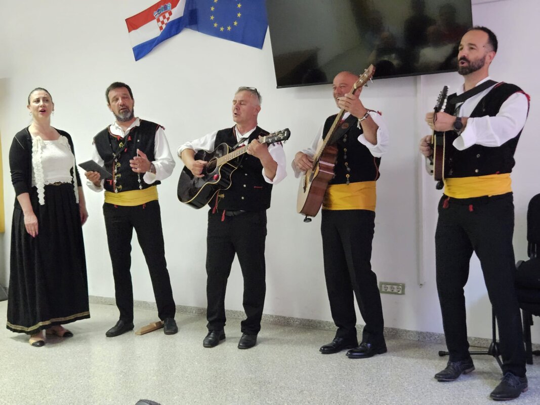 Zaključek poletja s Poskočnimi Muzikanti in klapo Mirakul