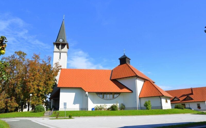 Kočevsko - Fara, Kostel in bunker Škrilj